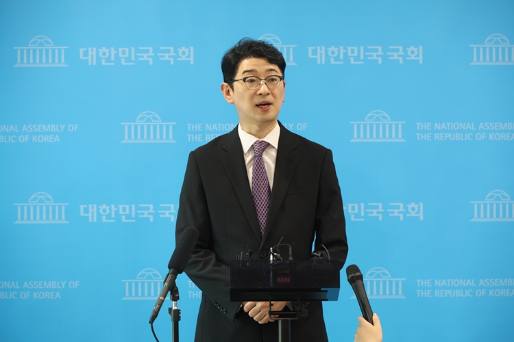 당대표 출마를 선언한 주진우 국민의힘 의원이 지난 28일 오후 서울 여의도 국회 소통관에서 당 혁신안 발표기자회견을 마치고 취재진의 질문에 답변하고 있다.  /뉴시스