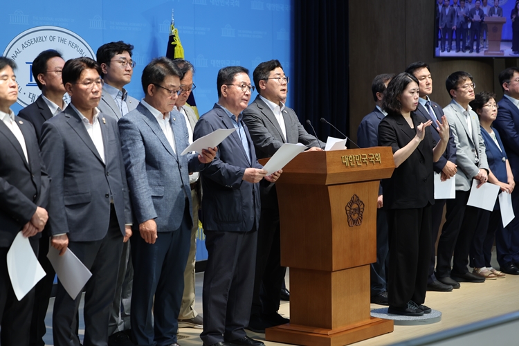 박찬대 더불어민주당 당 대표 후보가 29일 국회 소통관에서 기자회견을 열고 '당대표가 된다면 지난 대선 국민의힘의 후보 교체 사태와 관련해 권영세·권성동·이양수 의원을 고발하겠다'고 밝히고 있다. / 뉴시스