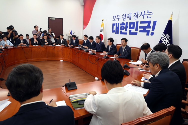 여당인 더불어민주당이 지난 윤석열 정부의 재의요구권(거부권) 행사로 폐기됐던 법안들을 신속 처리하겠다는 방침을 세웠다. 사진은 김병기 당 대표 직무대행 겸 원내대표가 29일 국회에서 열린 원내대책회의에서 발언을 하고 있는 모습. / 뉴시스