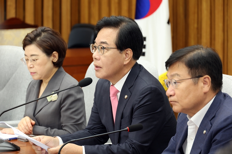 국민의힘은 더불어민주당이 추진하는 노란봉투법과 방송 3법 등에 대해 반대 입장을 분명히 하며 필리버스터도 검토하고 있다. 사진은 송언석 비상대책위원장 겸 원내대표가 29일 국회에서 열린 원내대책회의에서 발언을 하고 있는 모습. / 뉴시스