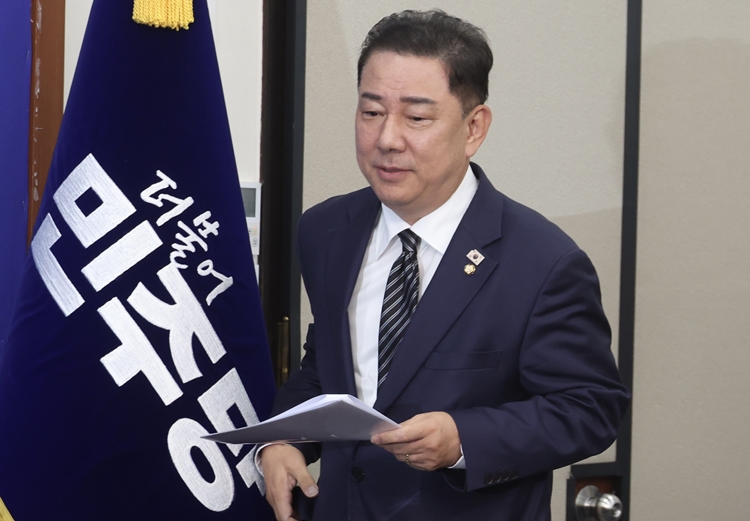 김병기 더불어민주당 당대표 겸 원내대표가 30일 오전 국회에서 열린 최고위원회의에 참석하고 있다. / 뉴시스