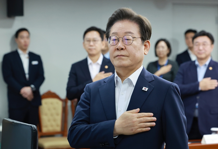 이재명 대통령이 30일 서울 용산 대통령실 청사에서 열린 비상경제점검 태스크포스(TF) 3차회의에서 국민의례를 하고 있다. (대통령실통신사진기자단) / 뉴시스