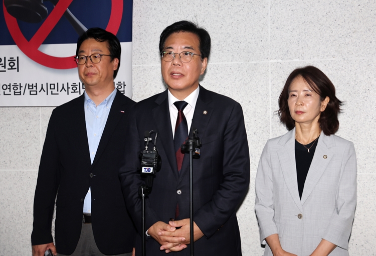 송언석 국민의힘 비상대책위원장 겸 원내대표가 30일 오전 서울 여의도 국회 의원회관에서 열린 '민노총 방송장악법, 반드시 막아야 합니다 이재명 정부의 방송3법 위헌성 긴급진단' 토론회 참석을 마치고 취재진의 질문에 답하고 있다. /뉴시스