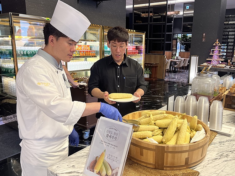 강원랜드 하이원리조트 식음업장에서는 내달 중순까지 정선 옥수수를 제공한다. / 강원랜드
