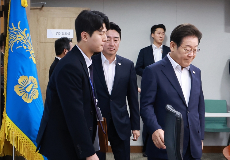 이재명 대통령이 30일 서울 용산 대통령실 청사에서 열린 비상경제점검 태스크포스(TF) 3차회의에 입장하고 있다. (대통령실통신사진기자단) / 뉴시스