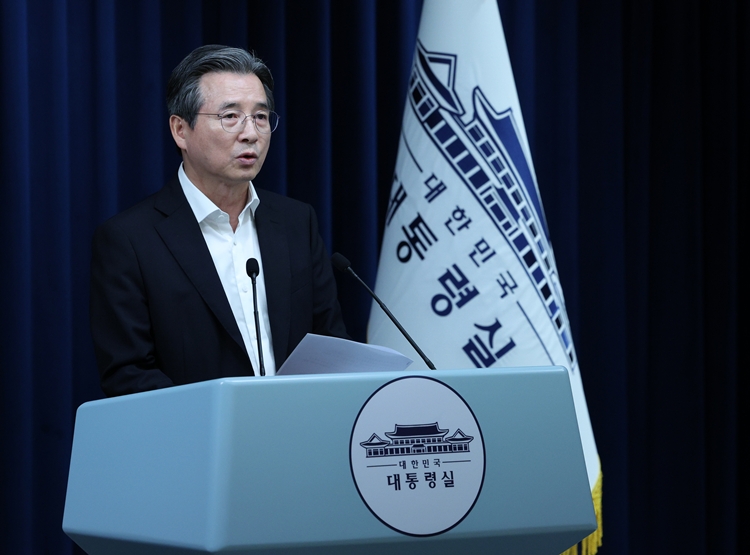 김용범 정책실장이 30일 서울 용산 대통령실 청사에서 비상경제점검TF 관련 브리핑을 하고 있다. / 뉴시스