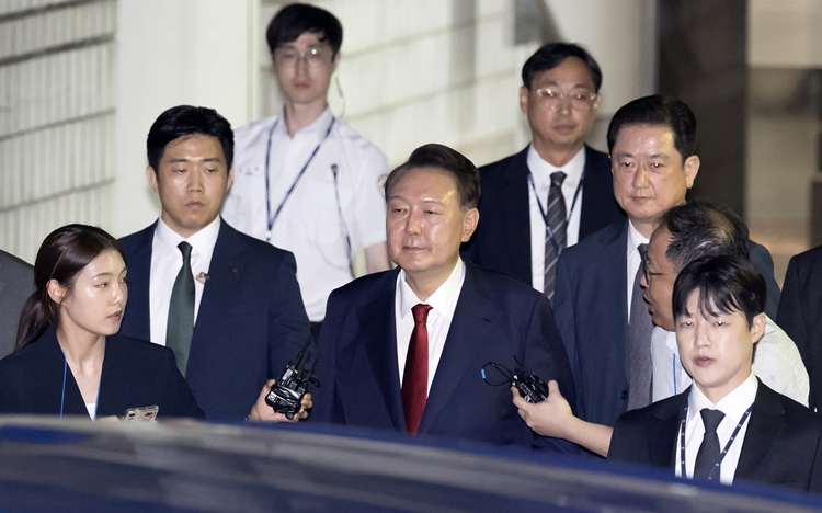 더불어민주당 ‘3대 특검 종합대응 특별위원회’는 첫 일정으로 오는 31일 윤석열 전 대통령이 수감된 서울구치소를 방문한다. 사진은 윤 전 대통령이 지난 9일 서울 서초구 서울중앙지법에서 열린 영장실질심사를 마친 뒤 대기 장소인 서울구치소로 이동하기 위해 법원을 나서고 있는 모습. / 뉴시스
