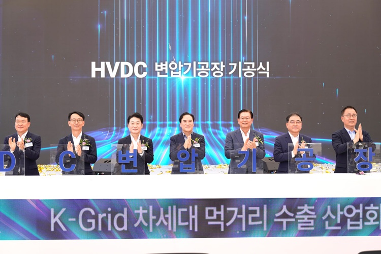 효성중공업 HVDC 변압기 공장 기공식에서 참석자들이 세레모니를 하고 있다. (사진 좌측부터) 한국전력 서철수 부사장, 경남 김명주 경제부지사, 산업통상자원부 이호현 차관, 국민의힘 김종양 국회의원, 효성 이상운 부회장, 더불어민주당 허성무 국회의원, 국민의힘 최형두 국회의원. / 효성중공업