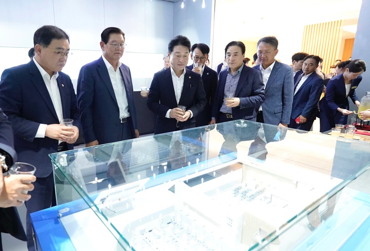 효성중공업 HVDC 변압기 공장 기공식에서 참석자들이 조감도를 보고 있다. (사진 좌측부터) 더불어민주당 허성무 국회의원, 효성 이상운 부회장, 산업통상자원부 이호현 차관. / 효성중공업