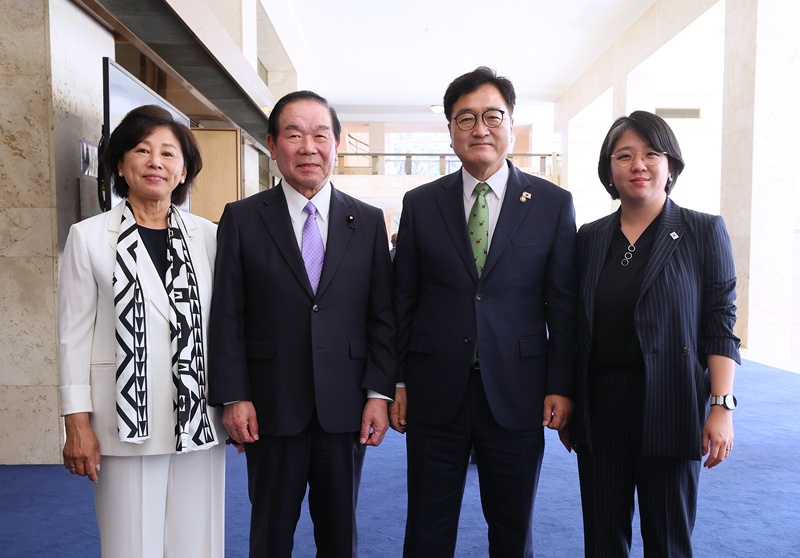 우원식 의장이 누카가 후쿠시로 일본 중의원 의장과 면담을 마친 후 기념사진을 촬영하고 있다. 좌측부터 더불어민주당 남인순 의원, 누카가 후쿠시로 일본 중의원 의장, 우원식 국회의장, 기본소득당 용혜인 의원. / 국회의장 공보수석실