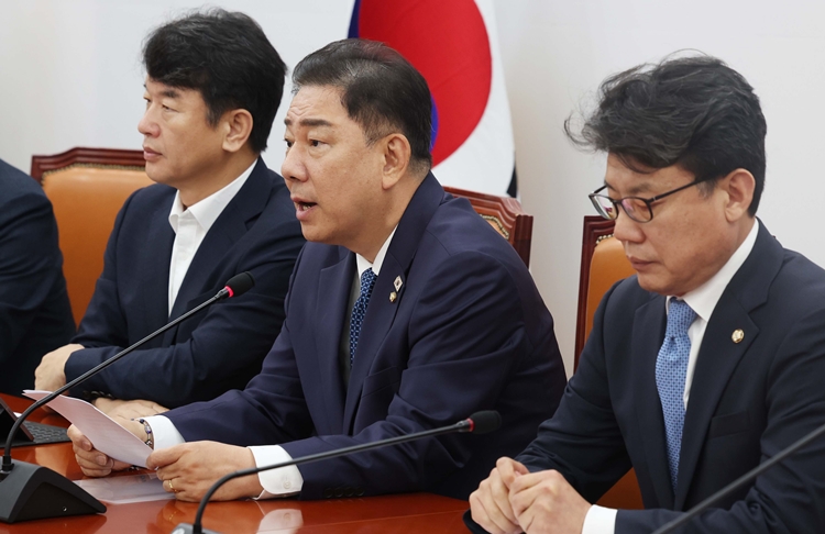 김병기 더불어민주당 당대표 직무대행 겸 원내대표가 31일 국회에서 열린 정책조정회의에서 발언을 하고 있다. / 뉴시스