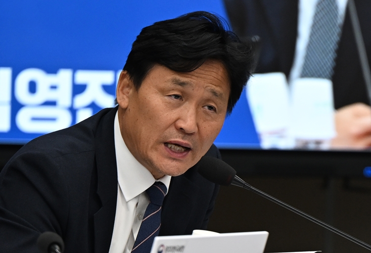 ‘원조 친명’으로 불리는 김영진 더불어민주당 의원이 31일 사실상 조국 전 조국혁신당 대표에 대한 사면 필요성을 언급했다. 사진은 김 의원이 지난해 10월 24일 정부광주지방합동청사 3층 대회의실에서 열린 국정감사에서 질의를 하고 있는 모습. / 뉴시스