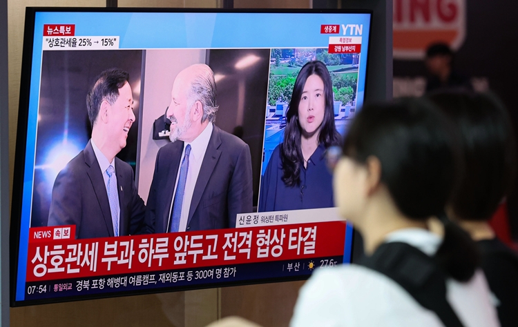 미국과의 관세협상이 기존 25%에서 15%로 타결된 31일 오전 서울 용산구 서울역에서 미국 관세협상 타결 관련 뉴스가 송출되고 있다. / 뉴시스