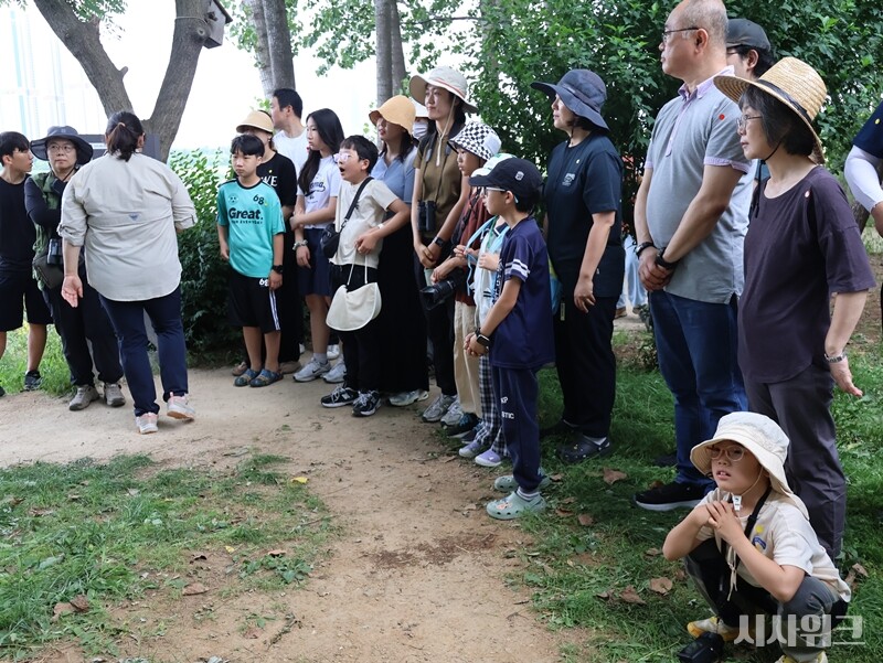 5일 오전 9시, 인천 송도에 위치한 남동유수지에 저어새의 가락지 작업을 돕기 위해 모인 봉사자들./ 박설민 기자