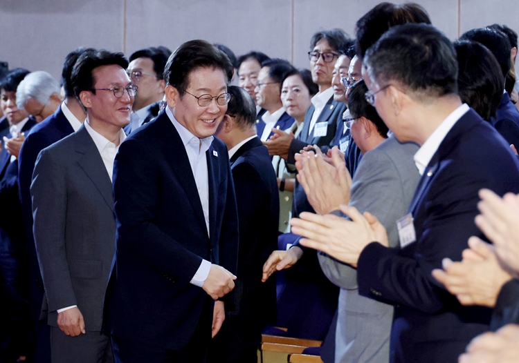 이재명 대통령이 31일 서울 종로구 정부서울청사에서 열린 '국민주권시대 공직자의 길' 고위공직자 워크숍에 입장하고 있다. (대통령실통신사진기자단) / 뉴시스