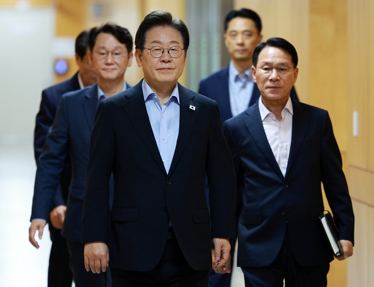 이재명 대통령이 31일 서울 용산 대통령실 청사에서 열린 제6차 수석보좌관회의에 입장하고 있다. / 뉴시스