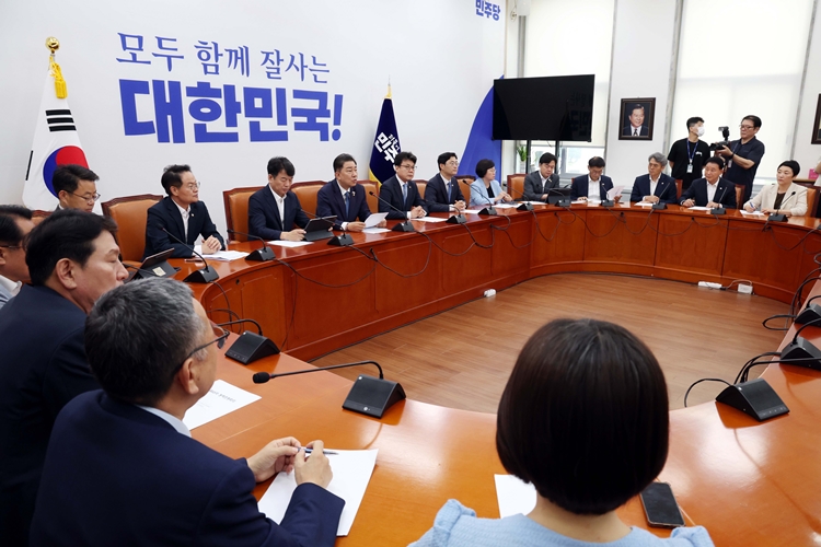 더불어민주당이 한미 관세 협상 타결을 고리로 지난 윤석열 정부에서 재의요구권(거부권)을 행사했던 쟁점 법안 처리에 속도를 내겠다는 점을 분명히 했다. 사진은 김병기 당 대표 직무대행 겸 원내대표가 31일 국회에서 열린 정책조정회의에서 발언을 하고 있는 모습. / 뉴시스