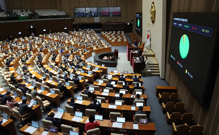 더불어민주당이 쟁점 법안을 내달 4일과 5일 국회 본회의에서 처리한다고 밝히자, 국민의힘은 필리버스터(무제한 토론)로 맞대응한다는 방침이다. 사진은 23일 국회에서 열린 본회의에서 농어업재해대책법 일부개정법률안(대안)이 가결되고 있는 모습. / 뉴시스