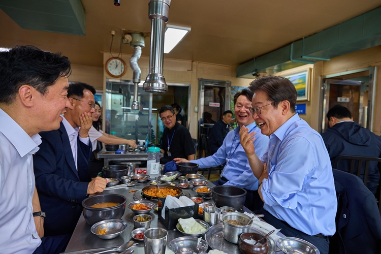 이재명 대통령이 지난달 31일 서울 삼각지역 인근 한 식당에서 강훈식 비서실장 등 참모진과 점심 식사를 하고 있다. / 대통령실 제공