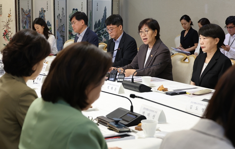 지난 7월 31일 개최된 제77차 중앙생활보장위원회에서 2026년도 기준 중위소득이 4인 가구 기준 6.51% 인상된 649만4,738원으로 결정됐다. 사진은 이날 열린 중앙생활보장위원회 자리에서 정은경 보건복지부 장관이 발언하고 있는 모습. / 뉴시스