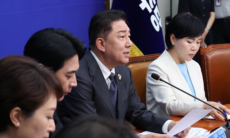 김병기 더불어민주당 당대표 직무대행겸 원내대표가 1일 국회에서 열린 최고위원회의에서 발언을 하고 있다. / 뉴시스