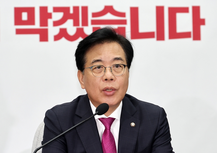 송언석 국민의힘 비상대책위원장 겸 원내대표가 1일 오전 서울 여의도 국회에서 열린 원내대책회의에서 발언하고 있다. / 뉴시스