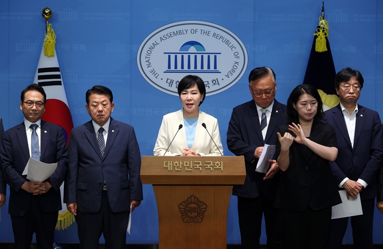 전현희 더불어민주당 3대특검(내란·김건희·순직해병) 종합대응 특별위원장이 1일 국회 소통관에서 '윤석열 전 대통령 서울구치소 특혜접견 등에 관한 기자회견'을 열고 발언하고 있다. / 뉴시스