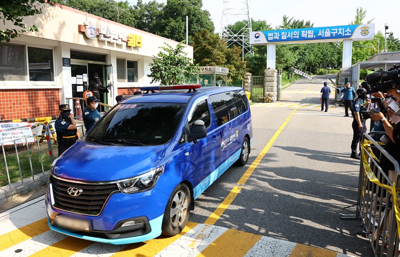 김건희 씨 관련 의혹을 수사하는 민중기 특별검사팀은 피의자 윤석열에 대한 체포영장을 집행하기 위해 서울구치소로 향했지만 2시간여 만에 안전사고 우려로 일시 중지했다. / 뉴시스 