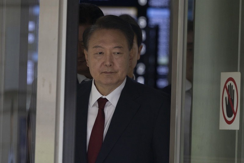 피의자 윤석열은 민중기 특검팀의 체포영장 집행에 대항하기 위해 수의를 입지 않은 채 바닥에 누운 상태에서 체포영장 집행을 완강히 거부한 것으로 알려졌다. / 뉴시스