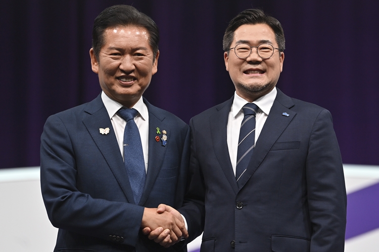 더불어민주당 전당대회가 하루 앞으로 다가온 가운데, 당 대표 선거 초반 기선 제압에 성공한 정청래 후보는 ‘굳히기’를, 박찬대 후보는 ‘역전’을 노리고 있다. 사진은 정 (왼쪽) 후보와 박 후보가 지난달 29일 서울 마포구 MBC에서 열린 TV토론회에서 기념촬영을 하고 있는 모습. / 뉴시스