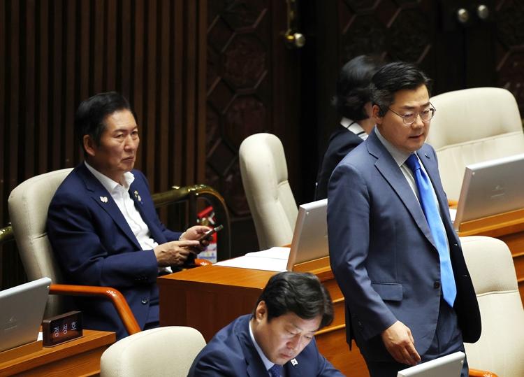 더불어민주당 전당대회를 하루 앞두고 당권 주자인 정청래 후보와 박찬대 후보의 신경전이 펼쳐졌다. 사진은 정 후보가 지난달 23일 국회에서 열린 본회의에서 박 후보를 바라보고 있는 모습. / 뉴시스