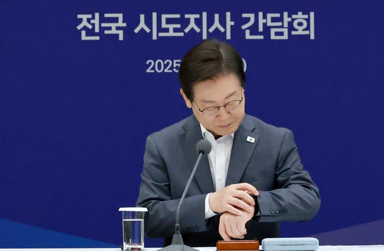 이재명 대통령이 1일 서울 용산 대통령실 청사에서 열린 전국 시도지사 간담회에서 시계를 보고 있다. (대통령실통신사진기자단) / 뉴시스