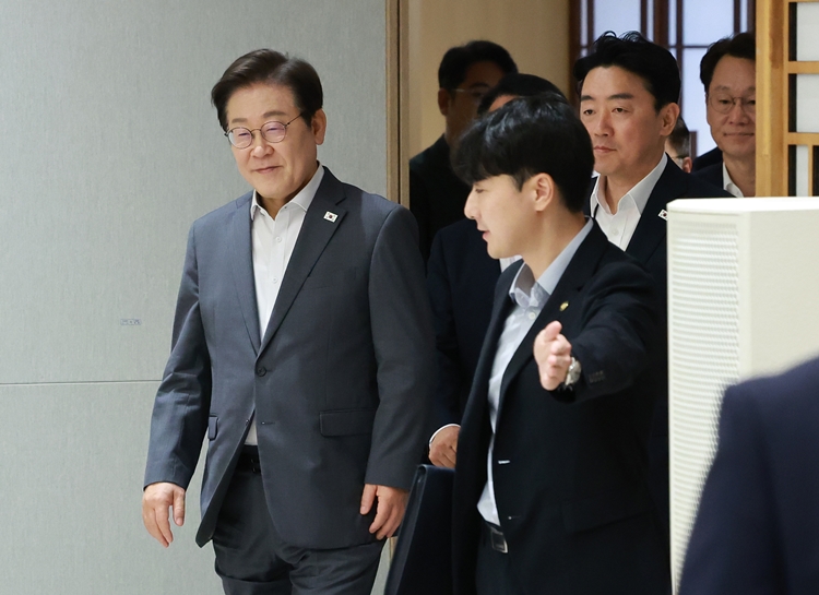 이재명 대통령이 2일 여당인 더불어민주당의 신임 당 대표가 선출되는 것과 관련해 민주당의 ‘원팀’을 강조했다. 사진은 이 대통령이 지난 1일 서울 용산 대통령실 청사에서 열린 전국 시도지사 간담회에 입장하고 있는 모습. / 뉴시스