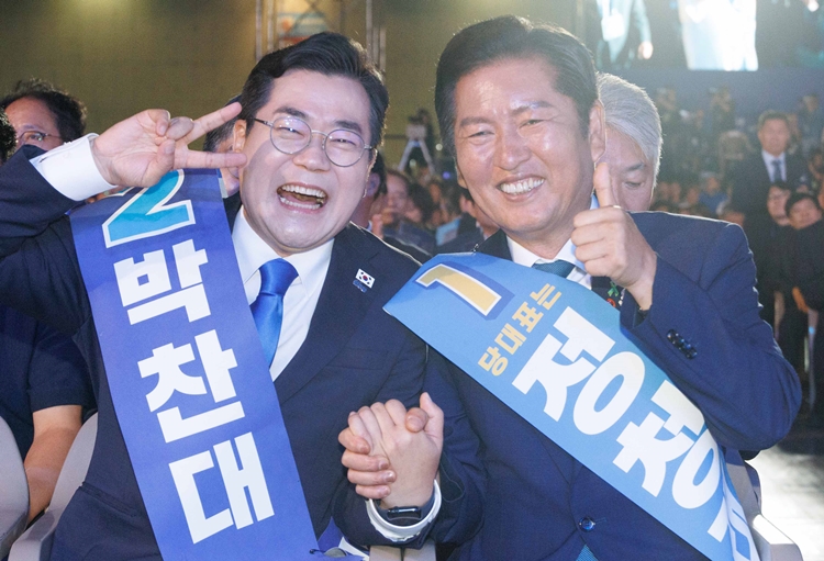 박찬대, 정청래 더불어민주당 대표 후보가 2일 오후 경기 고양시 킨텍스에서 열린 제2차 임시전국당원대회에서 포즈를 취하고 있다. / 뉴시스