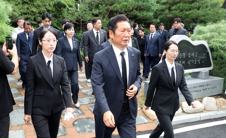 이재명 정부 첫 여당 대표로 당선된 정청래 더불어민주당 대표가 4일 공개 최고위원회의를 처음으로 주재했다. 사진은 정 대표가 이날 오전 서울 동작구 국립서울현충원 내 고 김대중 전 대통령 묘역을 찾아 참배를 마친 뒤 이동하고 있는 모습. / 뉴시스