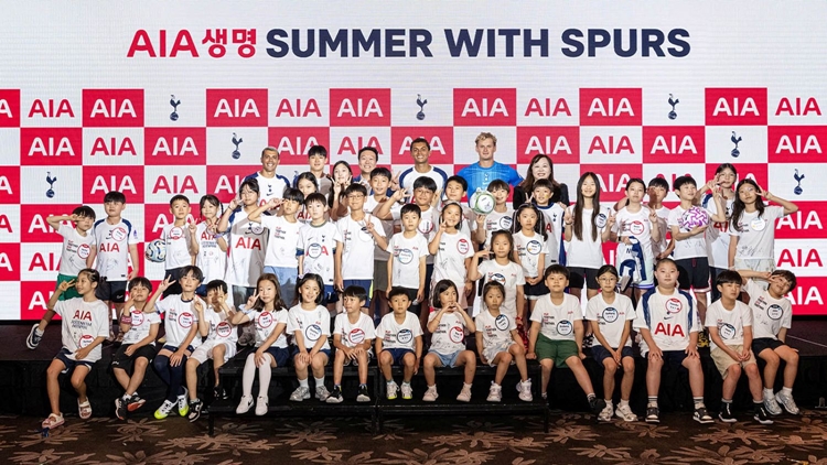 AIA생명은 지난 2일 서울 여의도 콘래드 호텔에서 영국프리미어리그(EPL) 축구팀 토트넘 홋스퍼와 ‘함께 즐기고, 함께 기부해요(Play Together, Give Together)’행사를 진행했다. 사진은 행사에 참가한 어린이들과 함께 사진을 촬영 중인 토트넘 소속 축구 선수 4인. 왼쪽에서 오른쪽 방향으로 페드로 포로(Pedro Porro), 양민혁, 브레넌 존슨(Brennan Johnson), 안토닌 킨스키(Antonín Kinský). / AIA생명
