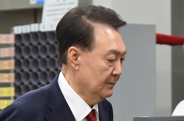 더불어민주당은 4일 윤석열 전 대통령이 수의까지 벗으며 특검의 체포영장 집행 시도에 강하게 저항한 것과 관련해 ‘속옷 난동’, ‘속옷 불응 추태’ 등의 표현을 써가며 맹비판했다. 사진은 윤 전 대통령이 지난달 9일 서울 서초구 서울중앙지법에서 열린 영장실질심사(구속 전 피의자 심문)를 마친 뒤 대기 장소인 서울구치소로 이동하기 위해 법원을 나서고 있는 모습. / 뉴시스