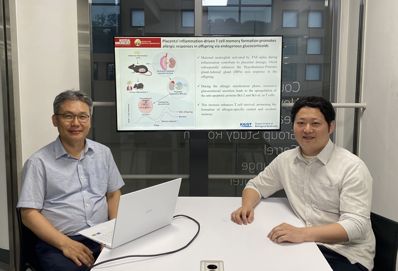 (왼쪽부터) KAIST 생명과학과 이흥규 교수, 권명승 박사./ KAIST