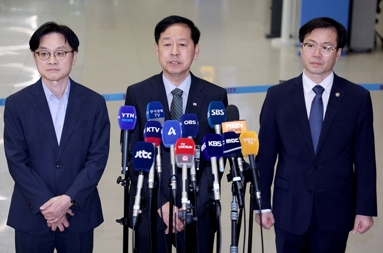 한미 관세 협상을 마친 구윤철 부총리 겸 기획재정부 장관이 지난 1일 인천국제공항 2터미널을 통해 귀국, 취재진의 질문에 답하고 있다. 왼쪽부터 김정관 산업통상자원부 장관, 구 부총리, 여한구 통상교섭본부장. / 뉴시스