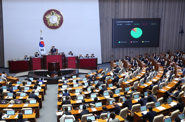 8월 국회도 여야의 ‘강 대 강’ 대치가 이어질 전망이다. 사진은 4일 오후 국회에서 열린 본회의에서 양곡관리법 일부개정법률안이 통과되고 있는 모습. / 뉴시스