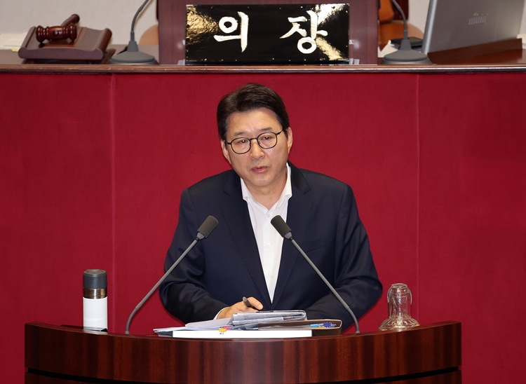 신동욱 국민의힘 의원이 4일 국회에서 열린 제3차 본회의에서 의 방송3법 반대 필리버스터를 하고 있다. / 뉴시스