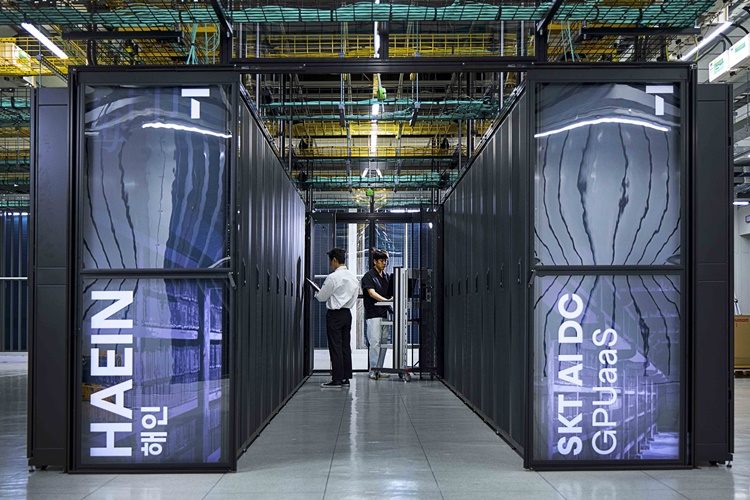 SKT는 최신 B200 GPU 기반의 소버린(데이터 주권) GPUaaS를 출시했다고 5일 밝혔다. 사진은 SK브로드밴드 가산 AI DC에 구축된 B200 클러스터 해인의 모습. / SKT
