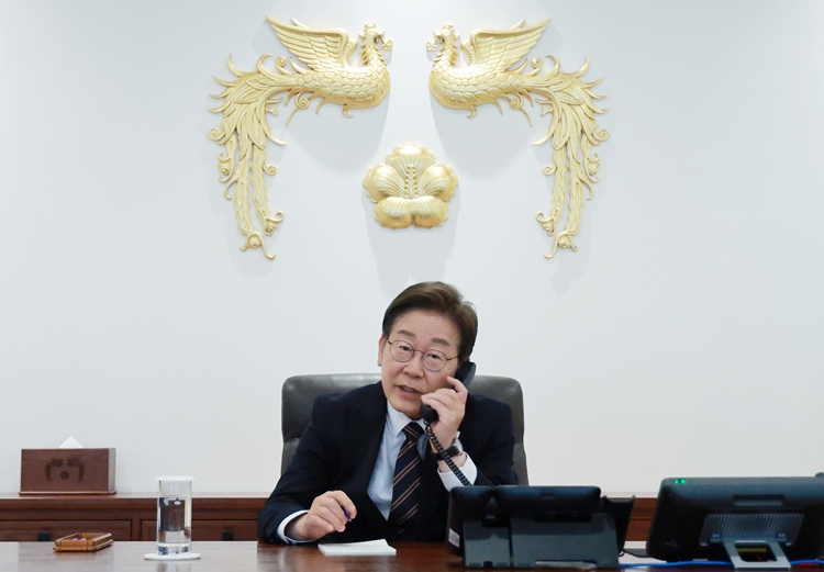 이재명 대통령이 지난 6월 9일 서울 용산구 대통령실 청사 집무실에서 이시바 시게루 일본 총리와 전화 통화를 위해 수화기를 들고 있다. / 뉴시스