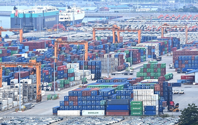 한국수출입은행 해외경제연구소는 올해 3분기 수출이 지난해 같은 기간보다 3~4% 감소한 1,670억 달러 내외 수준이 될 것으로 전망했다. 