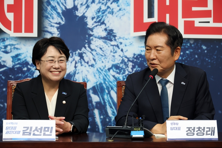 정청래 더불어민주당 대표가 5일 국회에서 조국혁신당을 예방, 김선민 대표 권한대행과 만나 인사말을 하고 있다. / 뉴시스
