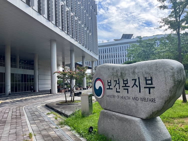 보건복지부가 5일 열린 국무회의에서 노인정책영향평가의 도입을 위한 '노인복지법 시행령 일부개정령안'이 의결됐다고 밝혔다. / 보건복지부