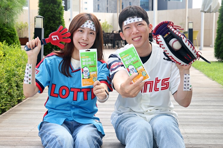 롯데홈쇼핑은 이달 7일 한국야구위원회(KBO)와 동국제약이 협업한 ‘마데카 쿨링패치 KBO 에디션’을 홈쇼핑 업계 최초로 론칭하며 야구 팬들을 위한 차별화 뷰티 상품 판매를 확대한다. / 롯데홈쇼핑
