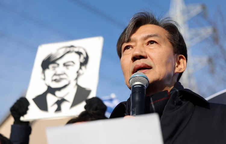 자녀 입시비리 혐의 등으로 징역형이 확정돼 수감되는 조국 전 조국혁신당 대표가 지난 2024년 12월 16일 오전 경기도 의왕시 서울구치소로 출석하며 발언하고 있다. / 뉴시스
