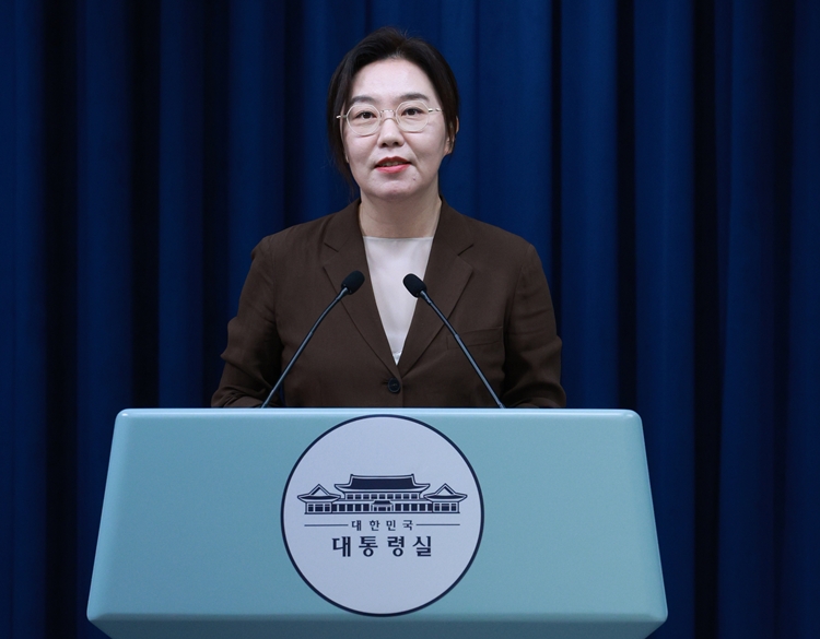 강유정 대변인이 5일 서울 용산 대통령실 청사에서 국민임명식 초청장 전달 관련 브리핑을 하며 출입기자 질문에 답하고 있다. / 뉴시스