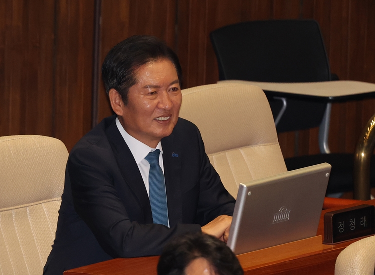 집권 여당 수장인 정청래 더불어민주당 대표가 제1야당인 국민의힘을 향한 강경한 입장을 행보와 메시지를 통해 드러내고 있다. 사진은 정 대표가 5일 국회에서 열린 본회의에서 미소를 보이고 있는 모습. / 뉴시스